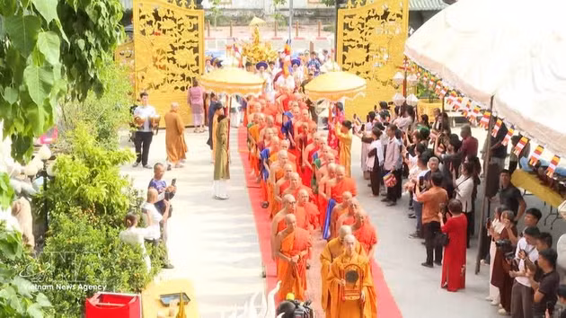 Cette procession met en scène la statue de Bouddha dorée, des moines en robes traditionnelles, et des participants fervents, défilant ensemble dans une puissante démonstration de foi et d'unité. Photo: VNA