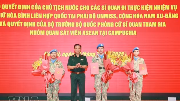 Remise des décisions du président de la République et du ministre de la Défense à trois officiers appelés à prendre leurs fonctions au sein de la MINUSS. Photo : VNA.