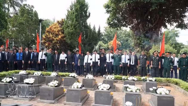 Lors de la cérémonie de recueillement et d’inhumation des restes de 18 soldats volontaires et experts vietnamiens tombés au Cambodge. Photo : VNA.