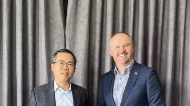 L’ambassadeur du Vietnam en Australie, Pham Hung Tâm (gauche) et le ministre en chef du Territoire de la capitale australienne, Andrew Barr. Photo : VNA.