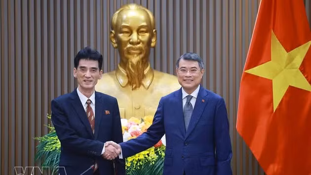 Le Premier ministre Le Minh Hung (droite) et l’ambassadeur nord-coréen Ri Sung Guk. Photo: VNA