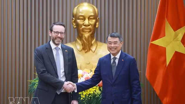 Le Premier ministre Le Minh Hung (droite) reçoit l’ambassadeur britannique au Vietnam Iain Frew. Photo: VNA
