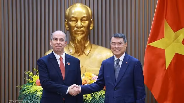 Le Premier ministre Le Minh Hung reçoit l’ambassadeur de Cuba au Vietnam, Rogelio Polanco Fuentes. Photo: VNA