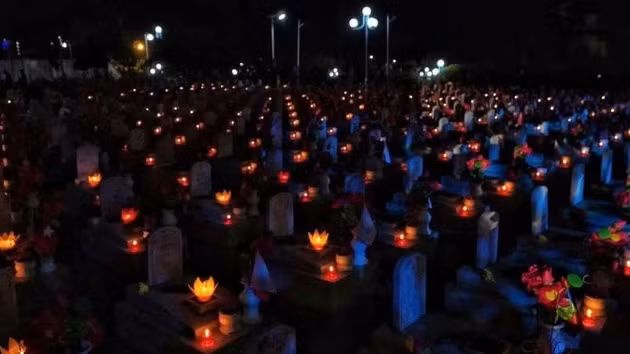 Près de 11 000 bougies ont été allumées en hommage au cimetière des martyrs du Vietnam et du Laos. Photo: NDEL