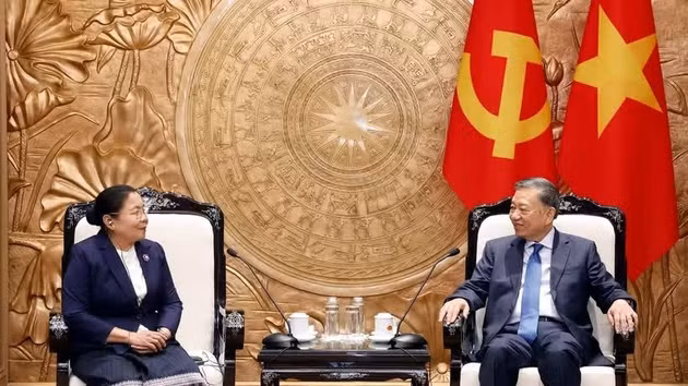 Le secrétaire général du Comité central du Parti communiste du Vietnam et président du Vietnam, To Lam reçoit Sisay Leudetmounsone, membre du Bureau politique, secrétaire du Comité central et présidente de la Commission centrale de l’organisation du Parti populaire révolutionnaire lao. Photo : VNA.