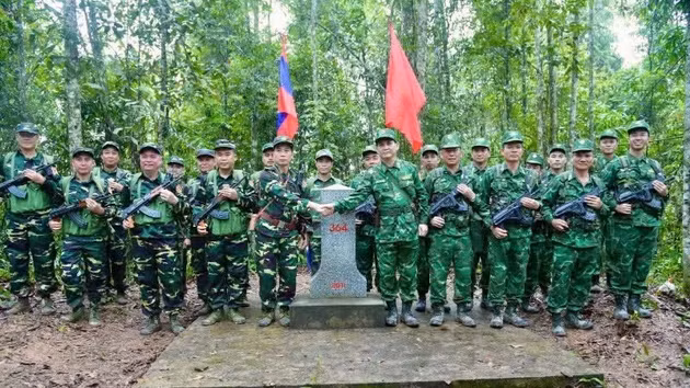 Le Commandement des Gardes-frontières de la province de Nghe An et le Commandement militaire de la province de Houaphan (Laos) organisent une patrouille frontalière conjointe à l'échelle provinciale. Photo: NDEL