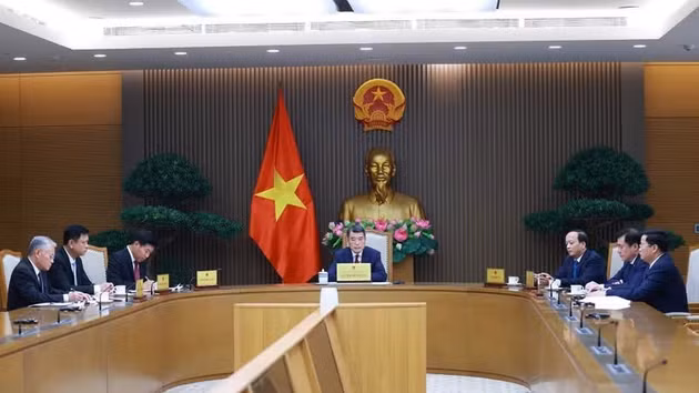 Le Premier ministre Le Minh Hung s'entretient par téléphone avec son homologue singapourien Lawrence Wong. Photo : VNA.