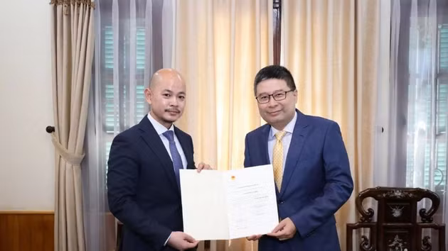 Le directeur du département consulaire, Doan Hoang Minh (à droite), remet le certificat d'acceptation consulaire à Luon Bunvadh, le nouveau consul général du Cambodge à Hô Chi Minh-Ville. Photo : Thanh Long.