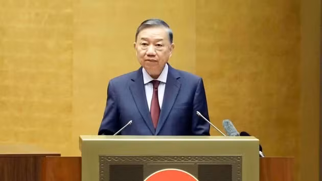 Le dirigeant To Lam s'exprime lors de la conférence nationale consacrée à l'étude, à l'assimilation, à la diffusion et à la mise en œuvre des résolutions du 3e Plénum du Comité central du Parti du 14e mandat. Photo: VNA