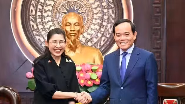 Le secrétaire du comité municipal du Parti, Trân Luu Quang, serre la main de l’ambassadrice de Thaïlande au Vietnam, Urawadee Sriphiromya. Photo : SGGP