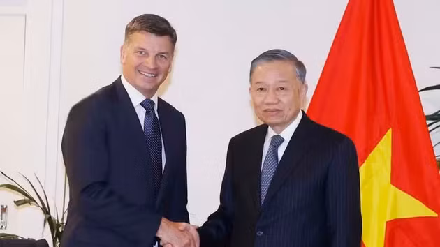 Angus Taylor, chef de l’opposition et président du Parti libéral australien et le secrétaire général du Parti et président de la République To Lam (droite), en août 2026 en Australie. Photo : VNA.