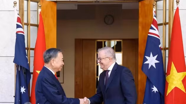 Le secrétaire général du Parti communiste du Vietnam et président de la République, To Lam (à gauche), et le Premier ministre australien Anthony Albanese lors de la rencontre avec la presse. Photo : VNA.