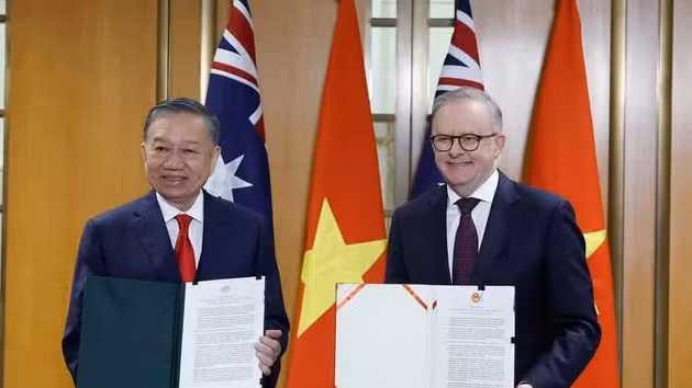 Le secrétaire général du Parti et président de la République, Tô Lâm et le Premier ministre australien Anthony Albanese, en août en Australie. Photo : VNA.