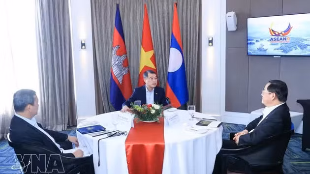 Les Premiers ministres vietnamien (au milieu), cambodgien et lao en petit-déjeuner de travail à l’ASEAN. Photo : VNA.
