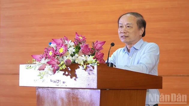 Pham Tat Thang, membre du Comité central du Parti et chef adjoint de la Commission centrale de la Propagande et de la Mobilisation des masses, prend la parole. Photo: NDEL