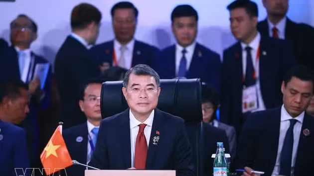 Le Premier ministre Le Minh Hung participe à la séance plénière du 48e sommet de l'ASEAN. Photo : VNA.
