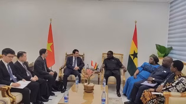 Le vice-ministre vietnamien des Affaires étrangères, Le Anh Tuan (à gauche), et son homologue ghanéen, James Gyakye Quayson. Photo : VNA.