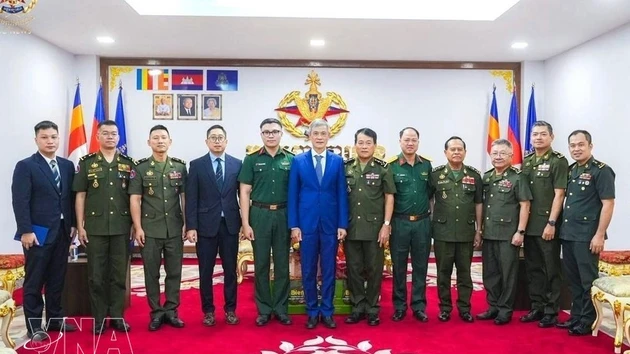 L'ambassadeur Nguyen Minh Vu est allé adresser ses vœux au Commandement général des Forces armées royales cambodgiennes, à l’occasion du Nouvel An traditionnel Chol Chnam Thmey 2026. Photo: VNA