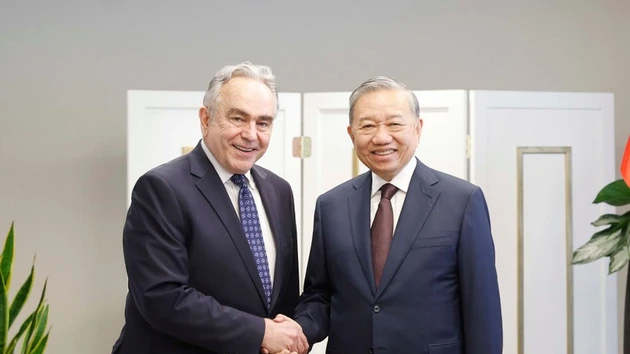 Le secrétaire général du Parti communiste du Vietnam, To Lam, et l’ancien secrétaire d’État adjoint américain Kurt Campbell. Photo : VNA.