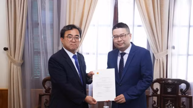 Le Directeur du Département consulaire Doan Hoang Minh, remet l'Exequatur à Han Jung Il, le nouveau Consul général de la République de Corée à Da Nang. Photo: Baoquocte