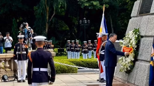 Le secrétaire général et président To Lam dépose une gerbe en hommage au héros national philippin José Rizal. Photo : VNA.