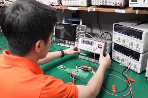 Les ingénieurs de FPT ont mené des travaux de recherche et de finalisation de la conception, permettant aux puces d’alimentation « Make in Vietnam, made by FPT » de franchir avec succès les systèmes de tests mondiaux les plus exigeants. Photo : nhandan.vn