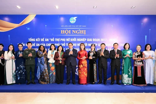 Le Premier ministre Pham Minh Chinh et les délégués participant à la conférence. Photo : nhandan.vn