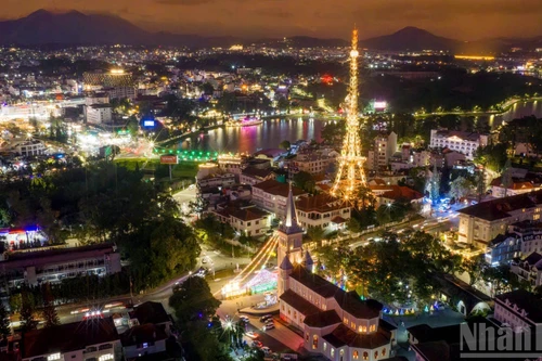 Le centre de la province fleurie de Lam Dong resplendit de mille couleurs dans la nuit de Noël. Photo: nhandan.vn