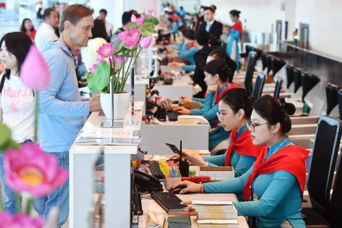 Les comptoirs d’enregistrement de Vietnam Airlines décorés aux couleurs rouge et or du drapeau national. Photo : baoxaydung.vn