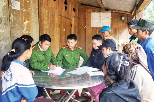 La police de la commune de Tra Tap, ville de Da Nang, vérifie la liste des électeurs et mène en même temps des actions de sensibilisation auprès de la population sur la journée du scrutin. Photo: nhandan.vn