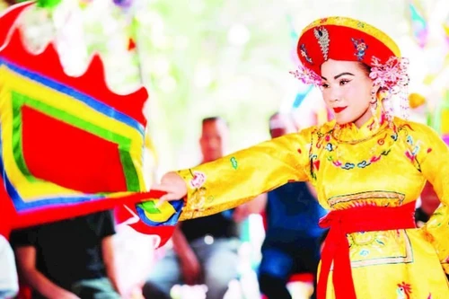 L’artiste exécute le rite de possession spirituelle consacré à la Deuxième Princesse Royale, dans le cadre du culte des Déesses-Mères. Photo : Institut de recherche pour la conservation et le développement de la culture d’Asie du Sud-Est.