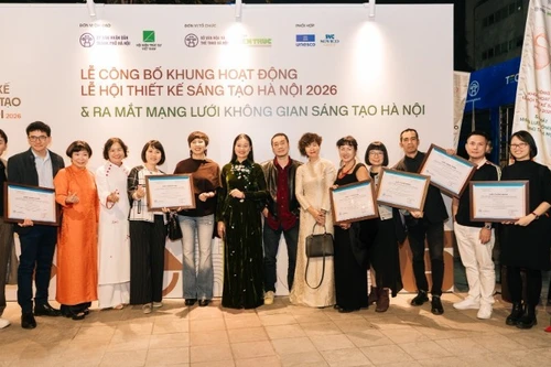 Les représentants des espaces créatifs de Hanoï se réjouissent d’avoir été reconnus comme Espaces culturels créatifs. Photo: nhandan.vn