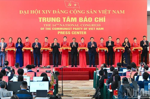 Tran Cam Tu, membre permanent du Secrétariat du Comité central du Parti, a procédé, aux côtés des délégués, à la cérémonie d’inauguration du Centre de presse du XIVᵉ Congrès national du Parti.