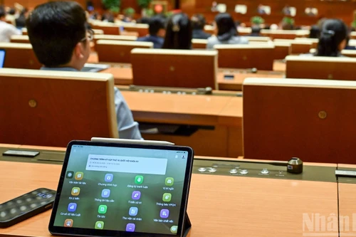 Héritant des initiatives du mandat précédent en matière de construction du Parlement électronique, le XVe mandat de l’Assemblée nationale a mis à niveau et déployé l’application « Parlement 2.0 » avec des améliorations majeures et de nombreuses nouvelles fonctionnalités. Photo: nhandan.vn