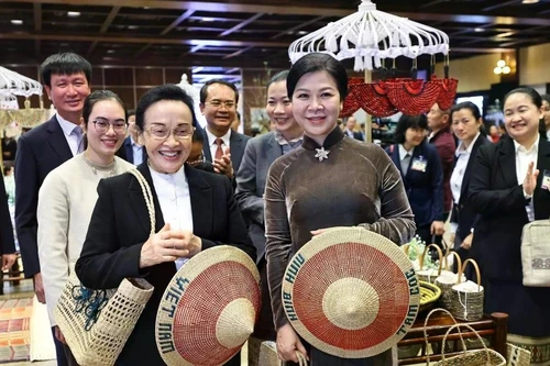 Mme Ngo Phuong Ly et Mme Naly Sisoulith ont pris part à une activité d’échange avec des artisans représentatifs de plusieurs villages de métiers traditionnels de la province de Ninh Binh. Photo: VNA