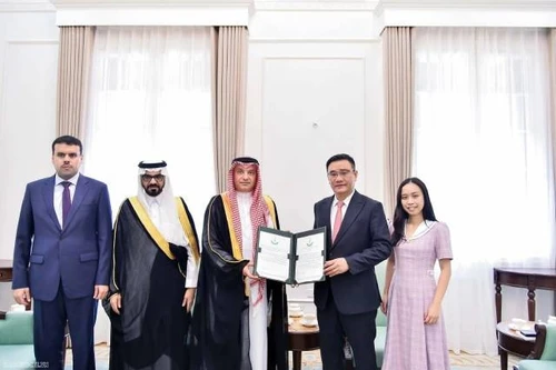 Le chef du Département du protocole reçoit la copie figurée des lettres de créance de l’ambassadeur d’Arabie saoudite au Vietnam. Photo : baoquocte.vn