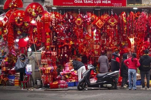 Les marchés et les rues commerçantes traditionnelles se parent de couleurs éclatantes et deviennent plus animés qu’à l’accoutumée. Photo : VOV.