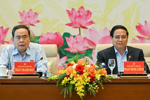 Le secrétaire du Comité du Parti du gouvernement, Premier ministre Pham Minh Chinh, et le secrétaire du Comité du Parti de l’AN, président de l’AN Tran Thanh Man, coprésident la conférence. Photo: nhandan.vn