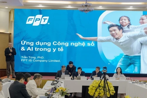 Le représentant du groupe FPT a partagé des informations sur l’application de l’intelligence artificielle dans les soins de santé lors du séminaire. Photo : nhandan.vn