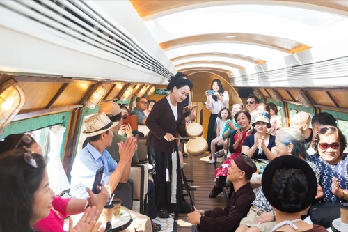 Les touristes apprécient avec enthousiasme l’expérience du circuit « Hanoï – les cinq portes historiques ». Photo: VNA