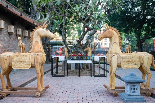 L'exposition de sculptures de chevaux uniques au Temple de la Littérature – Quoc Tu Giam. Photo : dantri.com.vn