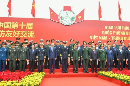 Le général Phan Van Giang, membre du Bureau politique, vice-secrétaire de la Commission militaire centrale et ministre de la Défense, accompagné de la délégation vietnamienne de la Défense, a accueilli le général Dong Jun et la délégation chinoise de la Défense. Photo: nhandan.vn