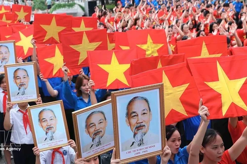 Des jeunes exécutent une performance collective sur la chanson « Vietnam oi ». Photo : VNA.