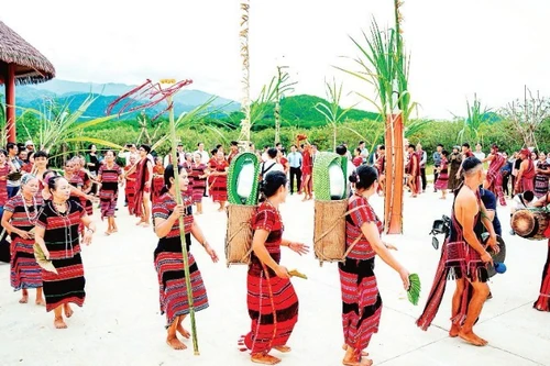 Reconstitution de la fête traditionnelle Aza, célébrant la nouvelle récolte de riz des ethnies Pa Cô et Ta Oi, à A Luoi. Photo: nhandan.vn