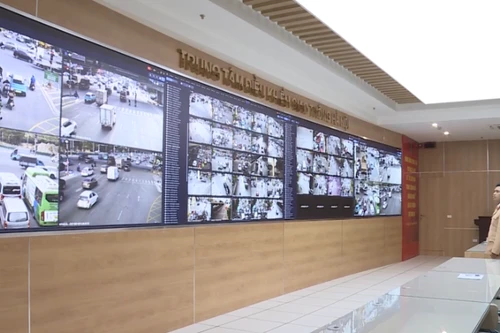 Le système de caméras dotées d’intelligence artificielle permet aux forces compétentes d’intervenir et d’effectuer des ajustements à distance de manière rapide et opportune. Photo: nhandan.vn