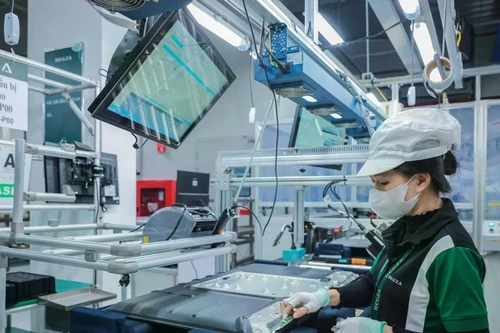 Système de bras robotisés et équipements modernes sur la chaîne de production de téléviseurs de la société Regza Electronics Vietnam (SARL). Photo : VNA Zalo Facebook Twitter Impression Copy link