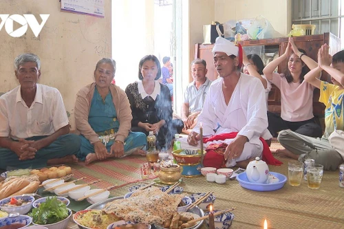 Le rite de culte des ancêtres à l’occasion de la fête de katé. Photo : VOV.