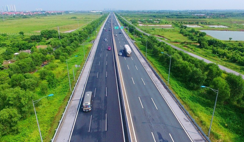 Le Vietnam achèvera, d’ici l’année 2025, la réalisation de plus de 3 000 km d’autoroutes et de 1 000 km de routes côtières, dépassant ainsi les objectifs fixés dans le plan. Photo : VGP. duuong-16448342878861074795439-17563138497711035333251.jpg
