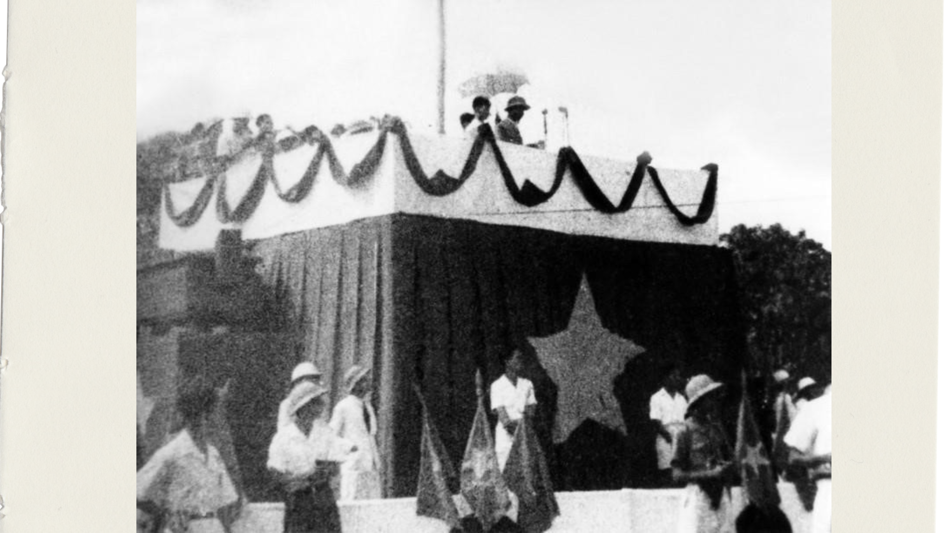 Une foule nombreuse se rassembla sur la place Ba Dinh pour écouter le Président Hô Chi Minh lire la Déclaration d’indépendance le matin du 2 septembre 1945. Photo : VNA. image-2.png