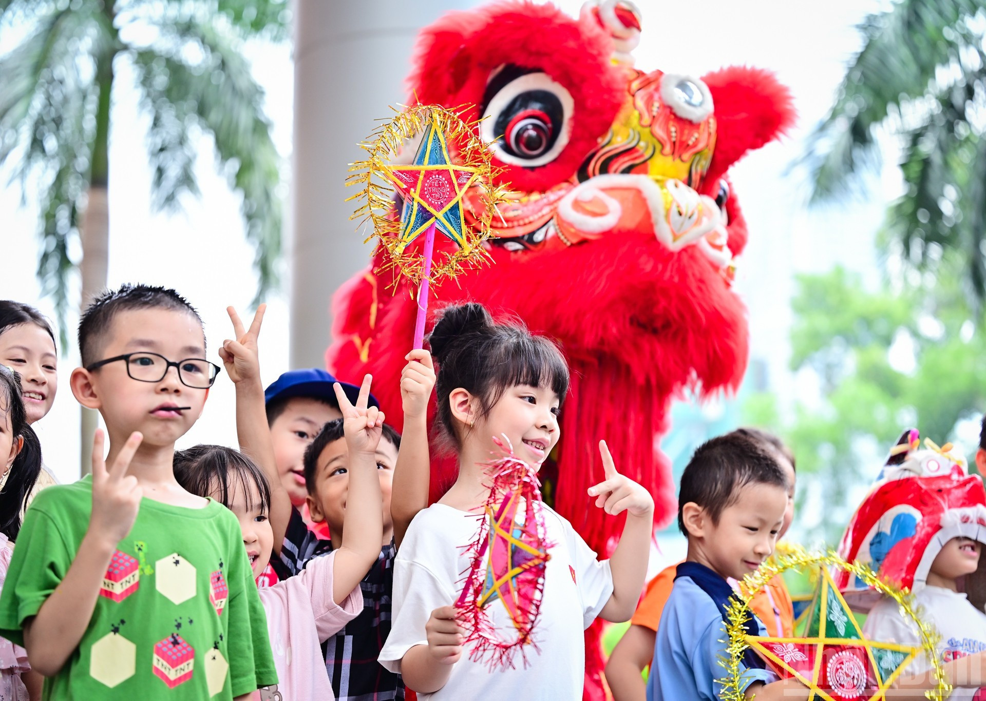 Les enfants s’émerveillent devant l’ambiance colorée et joyeuse de la Fête de la mi-automne au Musée d’ethnographie. Photo : NDEL.